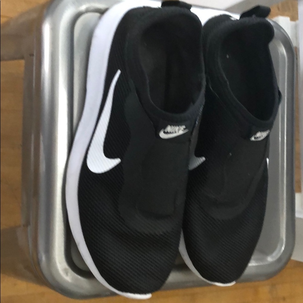 Nike sz 9 black slip on shoes